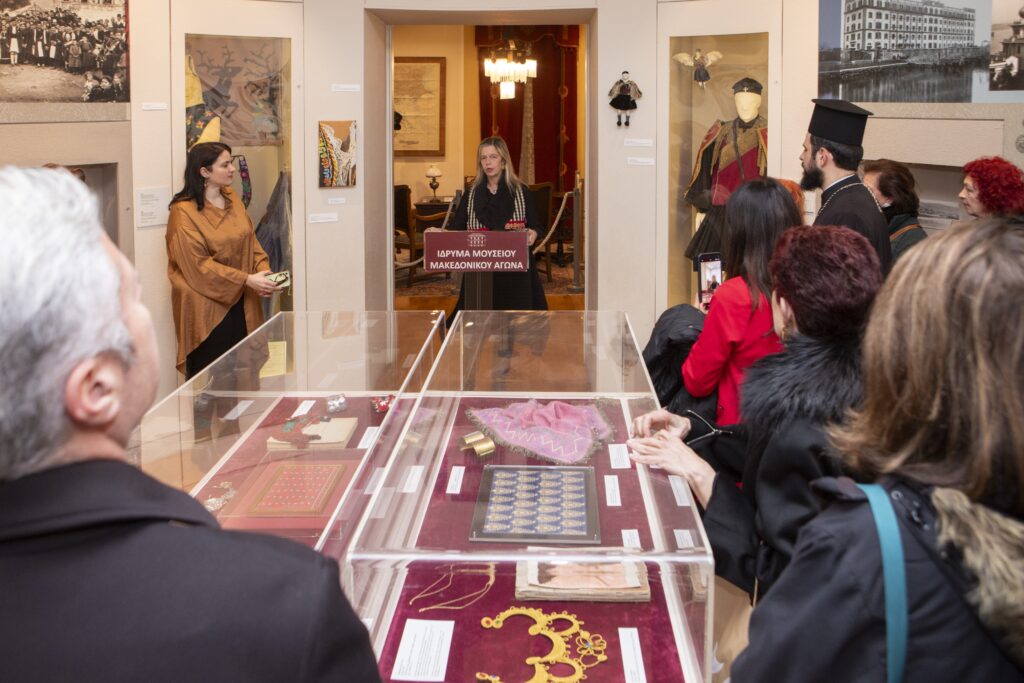 Review of the Opening of the Art Exhibition “Golden and Woolen Gaitania with Twisted Golden Cords”