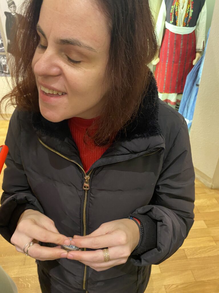 Μία γυναίκα με απώλεια όρασης ψηλαφίζει δοχείο για φάρμακα με απεικόνιση της Θεσσαλονίκης